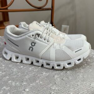 On Running White Sneakers Cloud 6 size 6.5